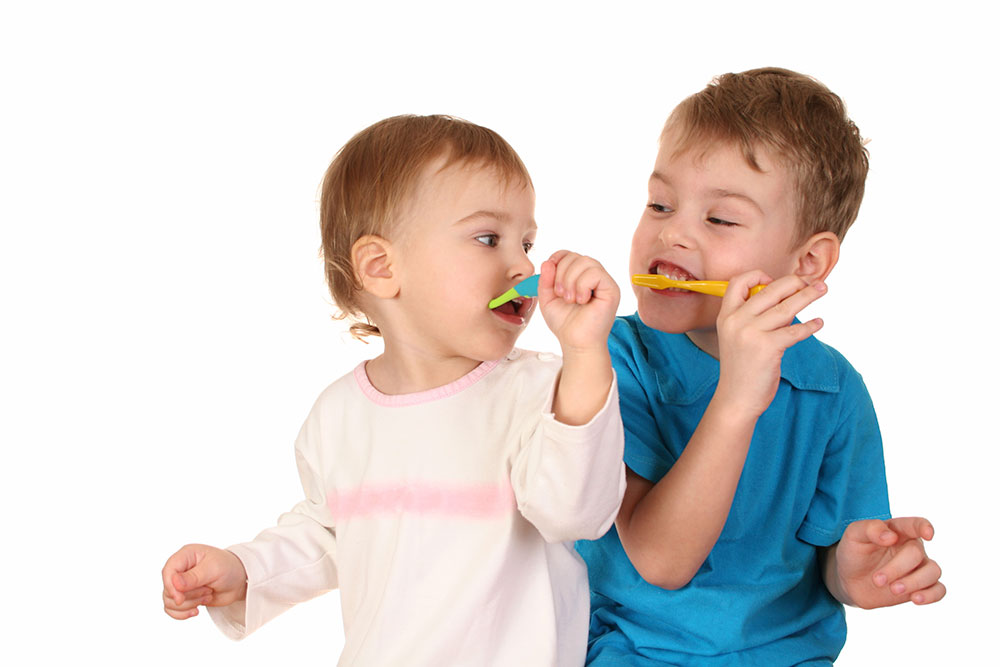 تا سن ۶ یا ۷ سالگی باید با جدیت آموزش مسواک پیگیری شود